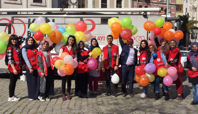 Kızılay'dan Çocuklara Balonlu Mutluluk