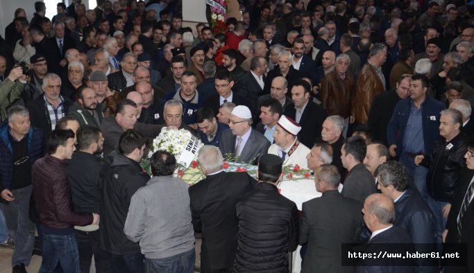 Eski bakan, makam şoförünün ardından gözyaşı döktü