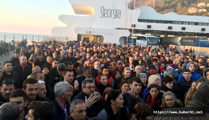 Sarp Sınır Kapısı'nda izdiham çilesi!