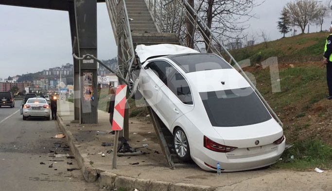 Trabzon'da kaza! Önce köpeğe sonra üst geçite...