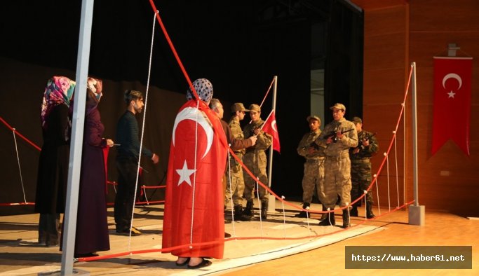 Bayburt'ta Demokrası Destanı oyununa tam not