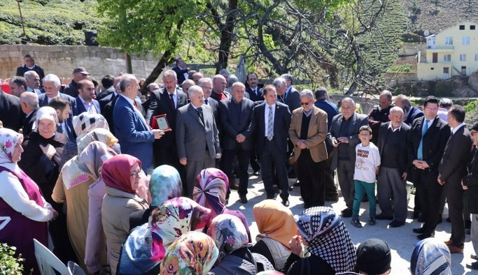 Yol için evini yıktırdı