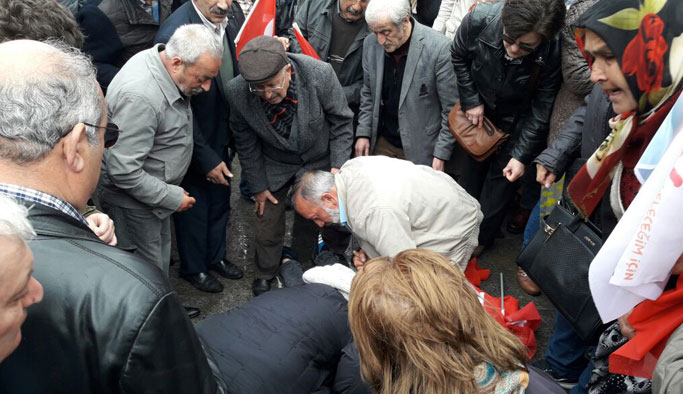 CHP mitinginde bir kişi bayıldı