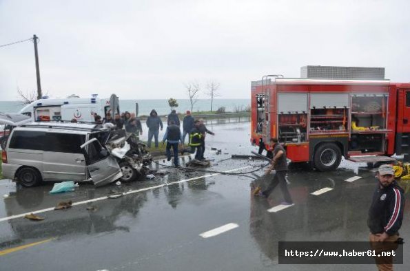 Minibüs itfaiye aracına çarptı