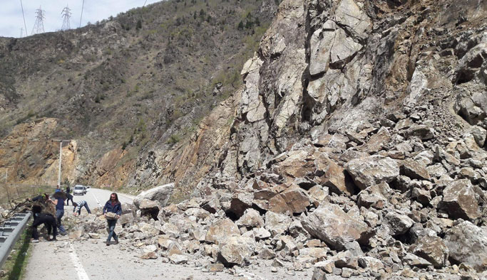 Gümüşhane - Giresun yolunda heyelan