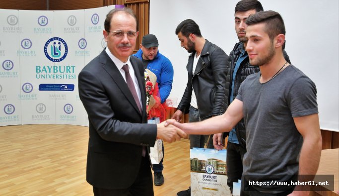 Bayburt'ta başarılı öğrenciler ödüllendirildi