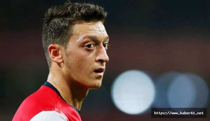 Mesut Özil, hocası Steve Bould'a su şişesi fırlattı