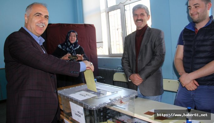 Giresunda Vali ve Belediye başkanı oy kullandı