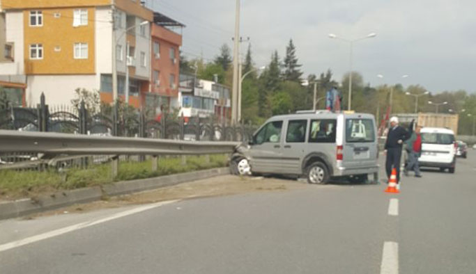 Tabzon'da araç bariyerlere çarptı