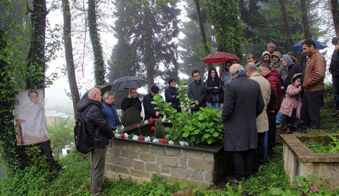 Ahmet Kayacık mezarı başında anıldı.