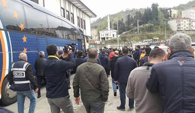 Emre Belözoğlu ve Başakşehirli bir grup Trabzonlu gazetecilere saldırdı