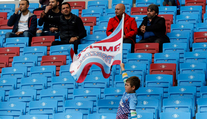 Tek başına Trabzonspor'a destek olan minik taraftar