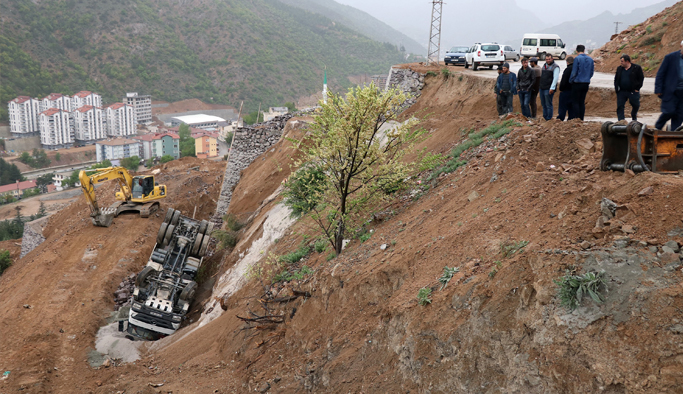 Gümüşhane'de yükünü boşaltan kamyon devrildi