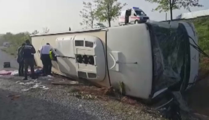 Düğün dönüşü kaza: Otobüs devrildi 20 yaralı