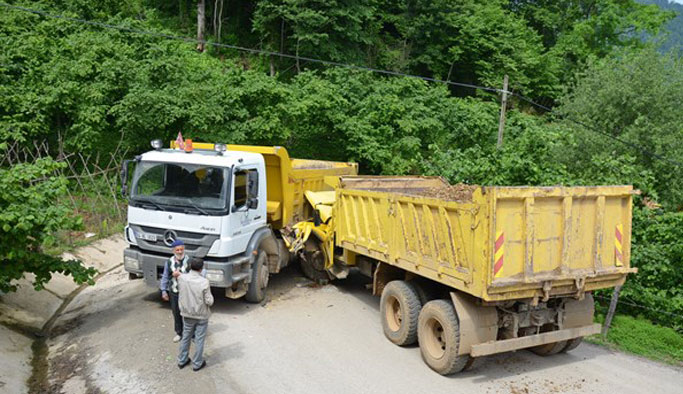 Ordu'da iki kamyonlar birbirine girdi