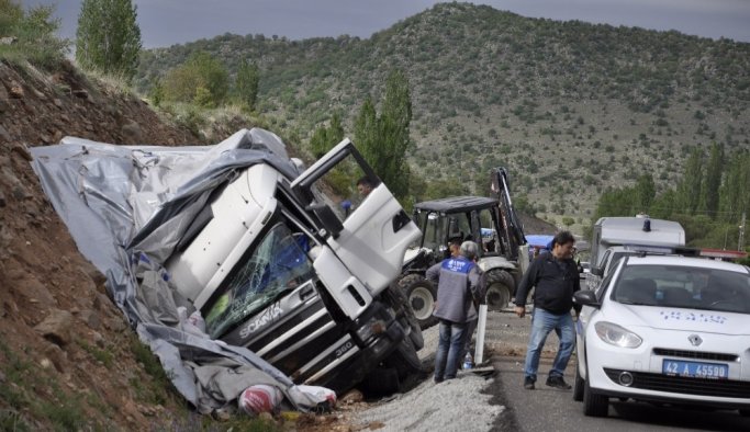 Kamyon iş makinesine çarptı: 1 ölü, 1 yaralı