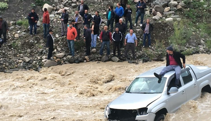 Artvin'de araç dereye uçtu