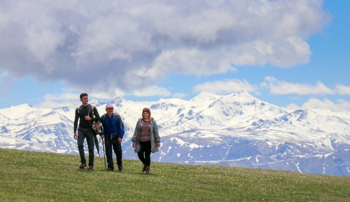 Gümüşhaneli dağcılar zirveye çıktı