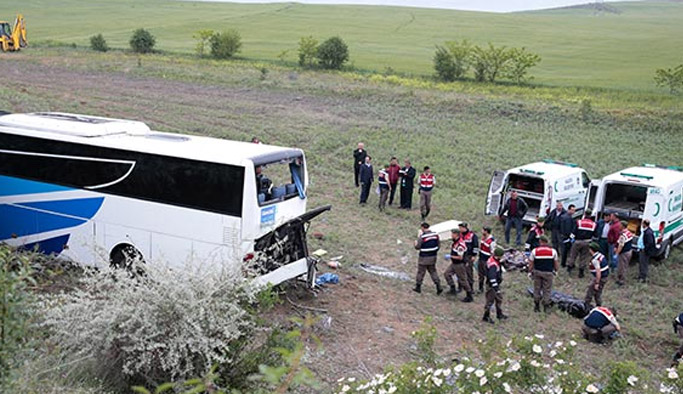 Otobüs şarampole yuvarlandı: 8 ölü 34 yaralı