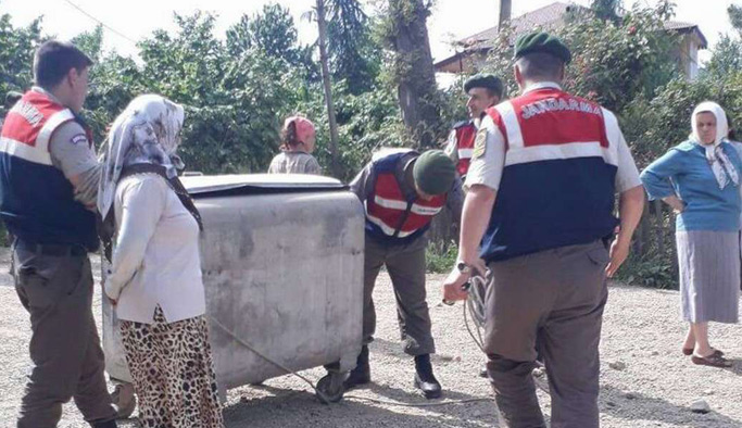 Protestocu kadınları jandarma ikna etti