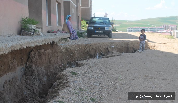 Bayburt’ta çöken yol tehlike saçıyor