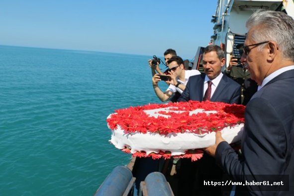 Şehitler için denize çelenk bırakıldı