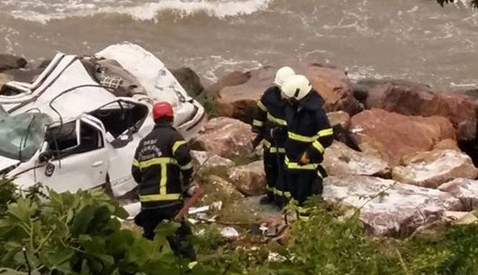 Deniz kenarına uçtu - Hurdaya dönen araçtan sağ çıktı