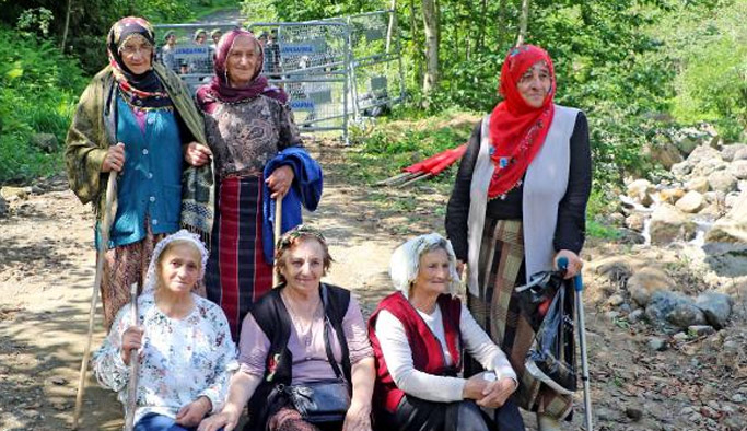 HES için gelen bilirkişilerin önünü kadınlar kesti