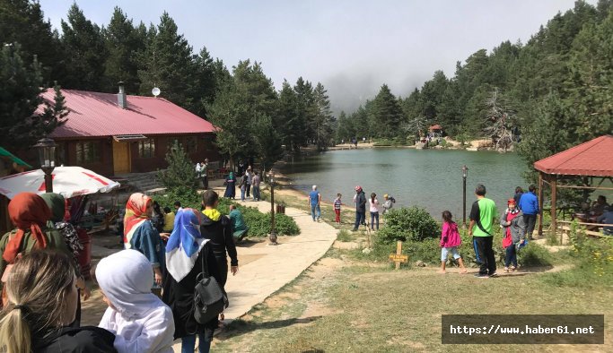 Limni Gölü'ne turist akını