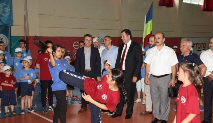 Vakfıkebir'de  sporculara malzeme yardımı