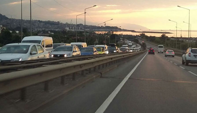 Trabzon’da trafik yine çileye dönüştü