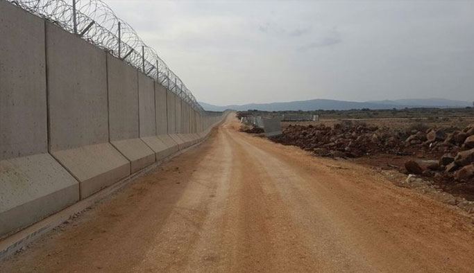 Sınırındaki beton duvarları böyle aştılar