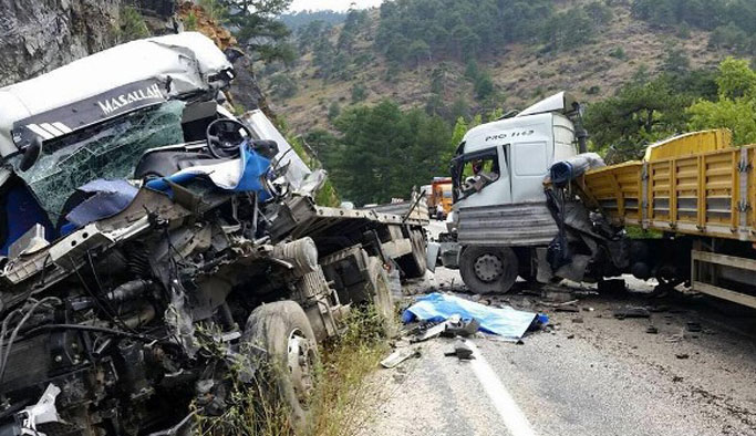 Tır ve kamyon kafa kafaya çarpıştı: 2 ölü