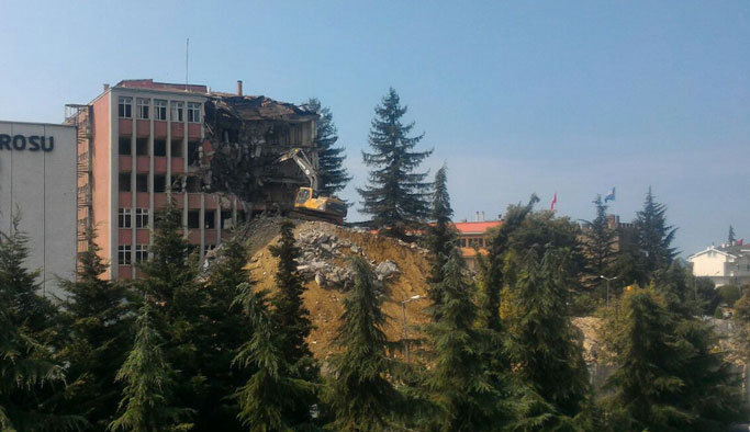 Trabzon'da vatandaşlara yıllarca hizmet veren bina yıkılıyor