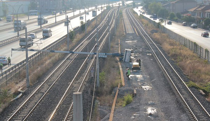 Sondaj makinesi tren yoluna devrildi