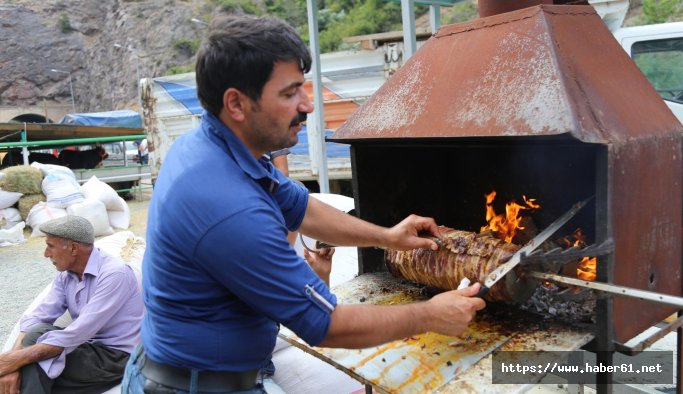 Burada kurbalığın almadan önce tadına bakıyorlar