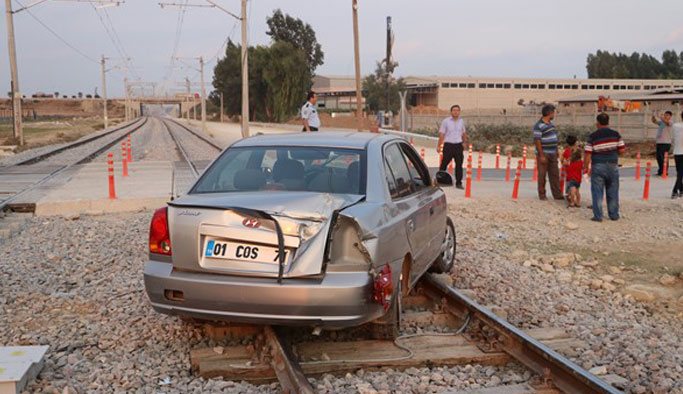 Tren otomobile çarptı: Facianın eşiğinden dönüldü