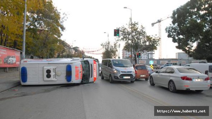 Samsun’da ambulans devrildi: 3 yaralı