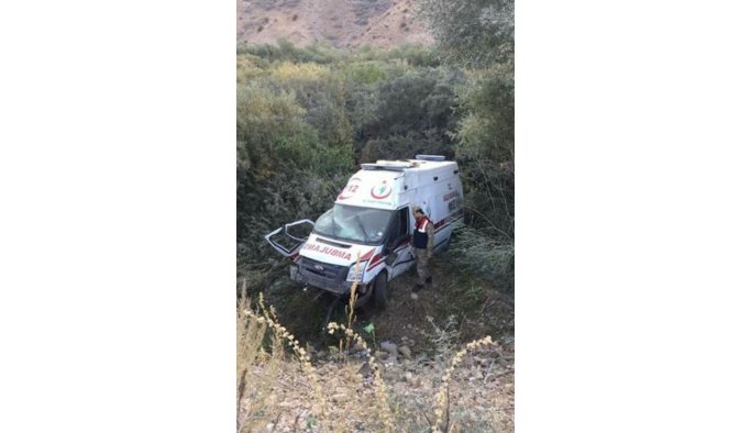 Erzurum'da ambulans şarampole devrildi! 3 kişi yaralandı