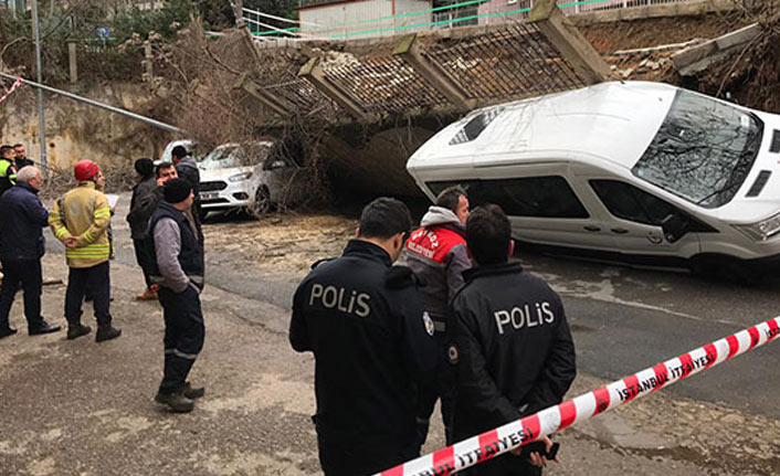 Beykoz'da istinat duvarı çöktü!