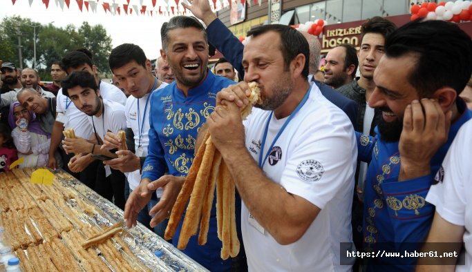 8 dakikada 10 metre börek yedi, rekor kırdı