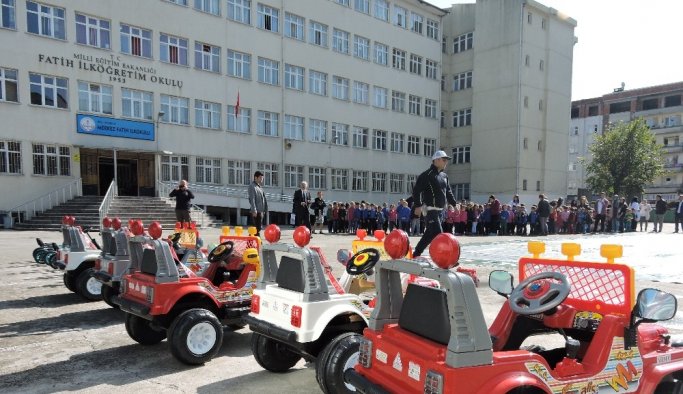 Rize polisinden çocuklara akülü araçla trafik eğitimi