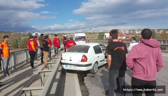 Galatasaray taraftarı, kaza yapan sürücüye yardım etti