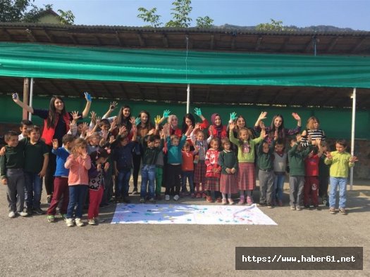 Çocuklar için dağ taş geziyorlar!