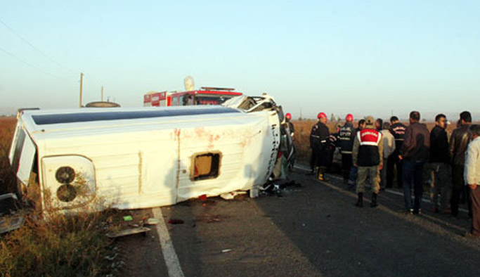 Otomobil ile minibüs kafa kafaya çarpıştı: 2 Ölü 18 yaralı