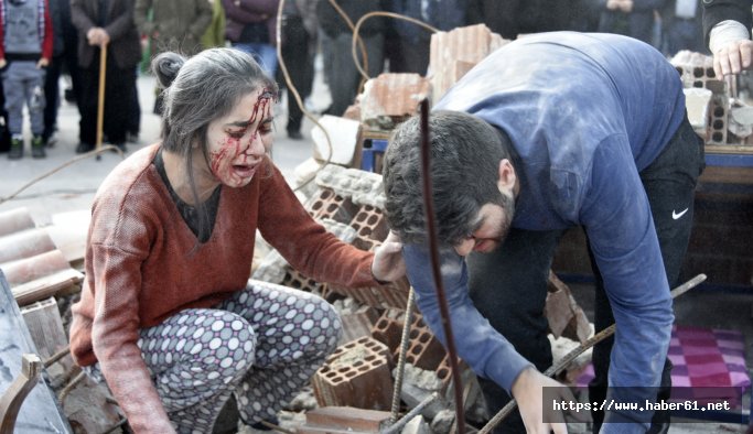 Düzce depremindeki acıyı sokak tiyatrosuna taşıdılar