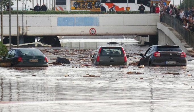 Yunanistan'ı sel vurdu: 10 ölü