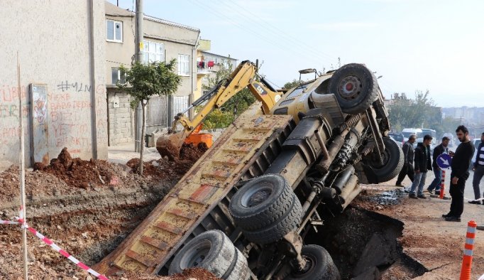 Kamyon kanalizasyon çukuruna düştü