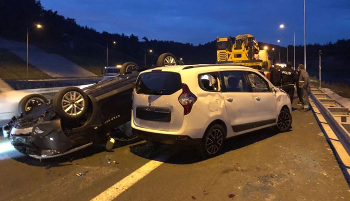 TIR'ın üzerindeki otomobiller otoyola düştü!