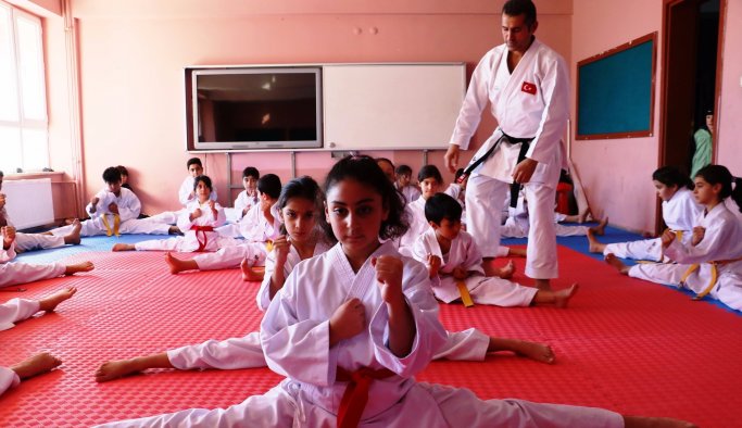 İstanbul’dan geldi, köy çocuklarına ücretsiz karate öğretiyor